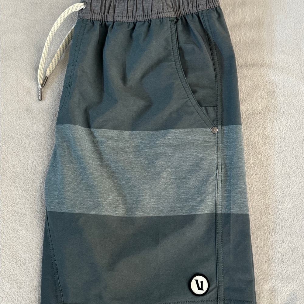 Vuori Kore Shorts - Green and Medium